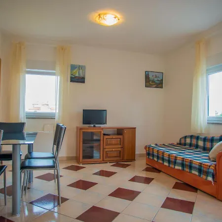 Nina A4 * Baška Voda